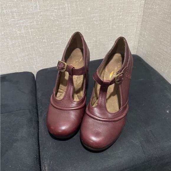 Aerosoles burgundy serfs up t strap retro heels - Picture 5 of 13